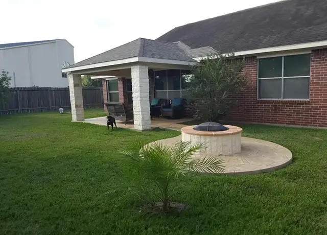 A fire pit in the middle of an outdoor patio.