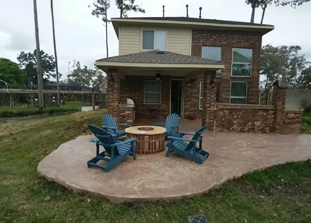 A fire pit sitting in the middle of an outdoor patio.